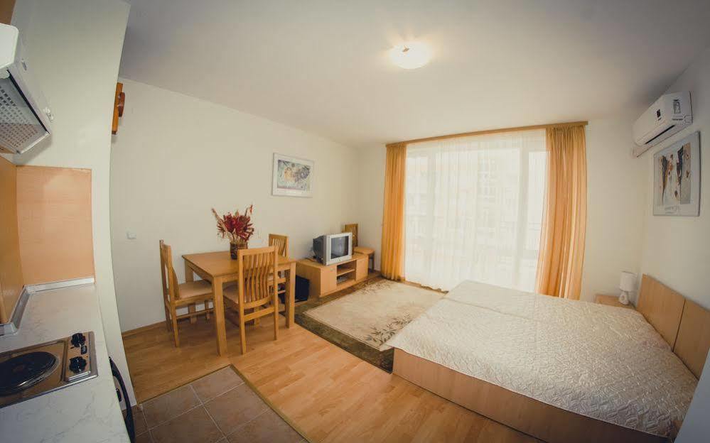 Messambria Beach Apartments Sveti Vlas Bagian luar foto